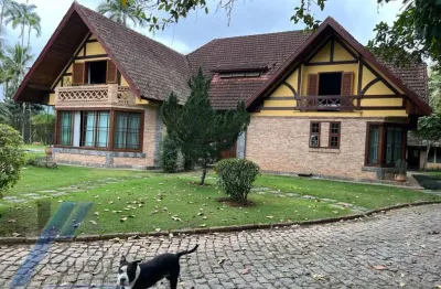 Ubatuba, centro - casa sobrado, ótima localização, 03 dormitoriso sendo 01 suíte master e área de lazer.