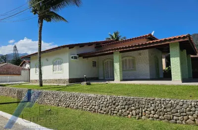 Ubatuba, condomínio park hills - casa 04 dormitórios sendo 02 suítes e área de lazer.