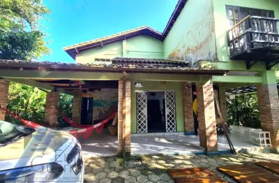 Ubatuba, vila de itamambuca - casa sobrado com 03 dormitorios sendo 01 suite, mais 05 kitinetes.