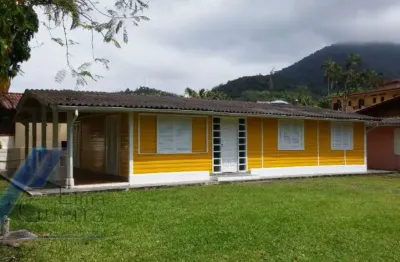 Ubatuba, toninhas, casa com 03 dormitórios sendo 01 suite, a 100 metros do mar.