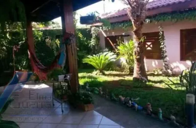 Ubatuba, praia grande - casa com 04 quartos sendo 03 suites, fica a 350 m2 do mar.