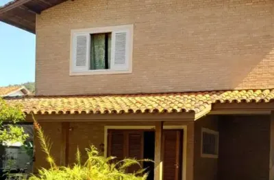 Ubatuba, toninhas - belíssima casa sobrado  com 06 dormitorios seno 02 suítes a 60 metros da praia.!