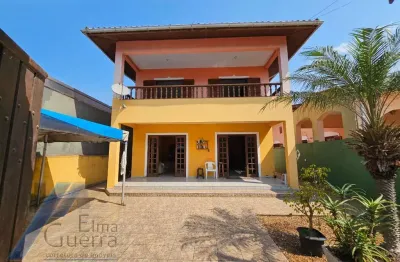 Ubatuba, centro - bela casa sobrado, bem localizado com 04 dormitórios sendo 03 suites, terreno de 300 m2.