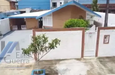 Ubatuba, praia grande - casa com 03 quartos sendo 01 suite, com área de lazer, fica a 350 m2 do mar.