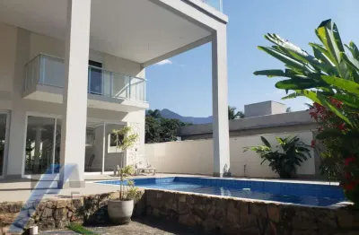 Ubatuba - condomínio villa verde - belíssima casa com 04 dormitórios sendo 01 suíte e área de lazer.