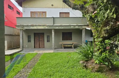 Ubatuba, itagua - casa sobrado bem localozado com 04 dormitórios a 100 metros do mar.