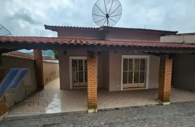 Ubatuba, pereque açu - casa bem localizada com 03 dormitorios sendo 01 suite.