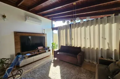 Ubatuba, jardim carolina - casa com 03 dormitórios, sendo 02 suítes com terreno de 450 m2.