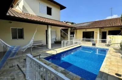 Ubatuba, ressaca - casa em condominio fechado com 03 dormitórios, sendo 02 sutes e piscina.