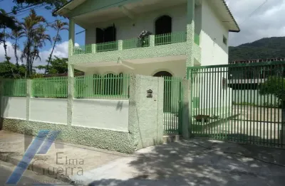 Ubatuba, pereque açu, casa sobrado com 03 dormitorios, apenas 150 metros da praia.