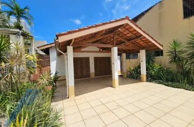 Ubatuba, itagua - casa bem localizada com 03 dormitórios à 50 metros da orla do itagua..