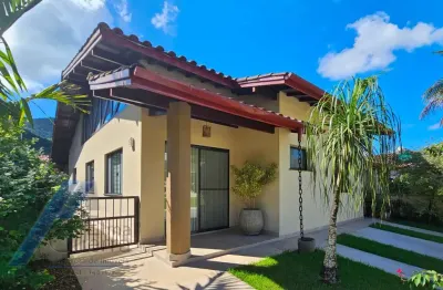Ubatuba - condomínio park hills, casa nova com 04 suítes e área de lazer.