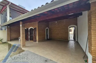 Ubatuba, pereque açu - casa com 03 dormitórios sendo 01 suítes a 200 meros da praia.