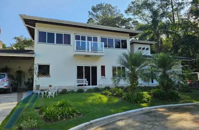 Ubatuba - condomínio park hills, casa com 03 dormitórios sendo 01 suítes e área de lazer.