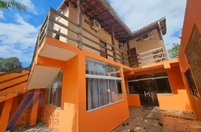 Ubatuba, enseada - casa com 06 dormitórios, com terreno de 301 m2 a 100 metros do mar.