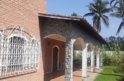 Ubatuba, jardim carolina - casa com 05 dormitórios, sendo 02 suítes, terreno de 1125 m2.