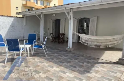 Ubatuba, praia grande - casa com 03 quartos sendo 01 suíte, fica a 250 metros do mar.