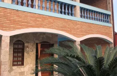 Ubatuba, centro - casa sobrado com 06 dormitórios sendo 02 suítes e 07 vagas de garagem.