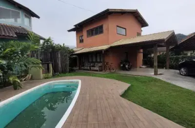 Ubatuba, ubatuba country- casa com 04 dormitórios, sendo 03 suítes e area de lazer.