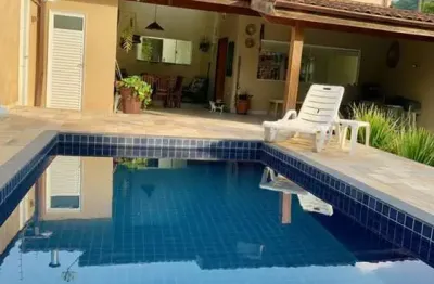 Ubatuba, toninhas - casa sobrado mobiliado próximo a praia com 04 suítes e área de lazer.