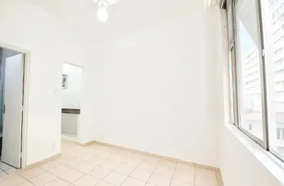 Imóvel para venda possui 27 metros com 1 quarto na quadra da praia no embaré em santos/sp.