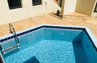 Cobertura duplex para venda tem 220 metros com 4 quartos piscina churrasqueira uma quadra praia em Gonzaga - Santos - SP