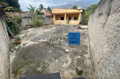 Vendo casa em nova iguaçu com amplo quintal por r$ 250 mil