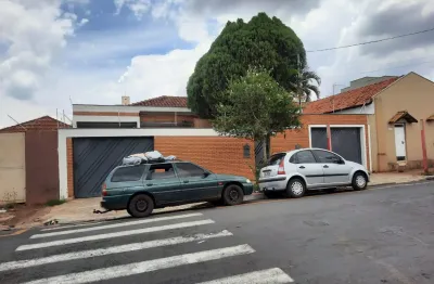 Casa com 4 quartos para alugar no Centro, Araraquara 