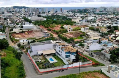 Uma casa com 03 pavimentos com elevador , 488,10m2 de área construída;
