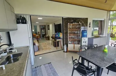 Apartamento de 3 qts, sendo uma suite, todo reformado, lazer, com vista permanente para lagoa!