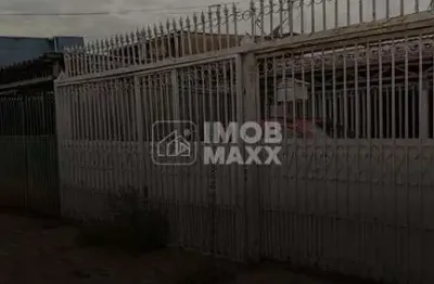 Descubra o conforto de morar em uma casa espaçosa na QR 502, Brasília! Com 132m² de área útil, este imóvel oferece o espaço ideal para sua família, contando com 3 dormitórios bem distribuídos e 2 banh