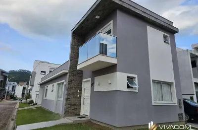 Casa em condomínio fechado, com área de lazer completa.