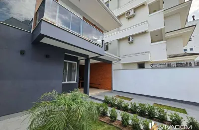Sobrado em ótima localização com porteira fechada na palhoça