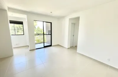 Apartamento no 4º andar com sacada e churrasqueira, ideal para casal ou solteiro