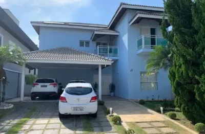 Casa em condomínio fechado com 4 quartos, 3 suítes e piscina