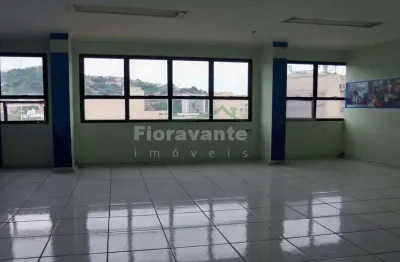 Sala comercial com bom espaço, bem funcional, ótima para quem trabalha com porto, alfândega , receita e polícia federal.