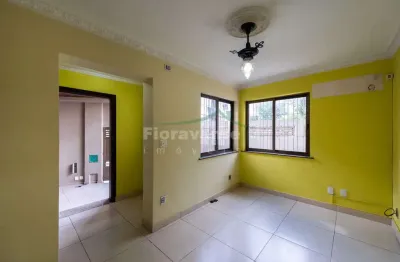 Sobrado comercial de esquina em ótima localização no canal 4