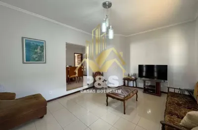 Casa com 3 dormitórios, duas salas, área de lazer em um terreno de 360m2