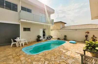 Casa em condomínio, com casa de hóspedes e piscina privativa!