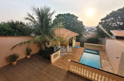 Casa com piscina, quintal com terreno de 400 m2, 5 min. do centro botucatu