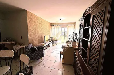 Apartamento com 102 m2, sala dois ambientes, 3 quartos e sacada no centro.
