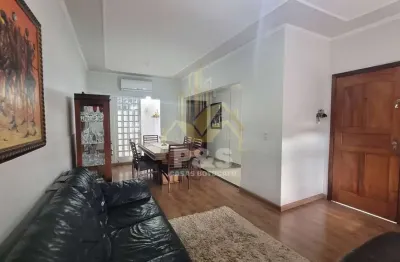 Casa com 3 dormitórios, área gourmet, quintal e fácil acesso a unesp.
