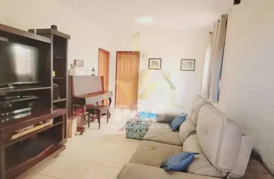 Casa com 2 dormitórios, sala ampla, cozinha em localização tranquila!