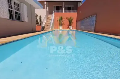 Casa ampla no centro com piscina — ideal para morar ou comércio