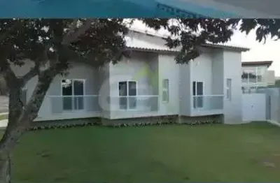 Apresentamos esta sofisticada residencia terrea, localizada em um dos condominios mais prestigiados da regiao. Com projeto arquitetonico contemporaneo