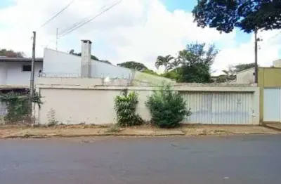 Casa a venda no Centro de Sao Carlos com 3 dormitorios, churrasqueira e 5 garagens