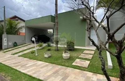 Acolhedora, linda casa, totalmente terrea, com vista privilegiada para a reserva natural