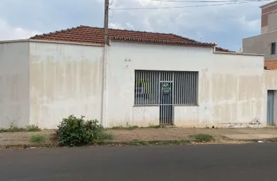 Casa a Venda no Centro de Sao Carlos | 2 Dormitorios e 2 Vagas de Garagem!