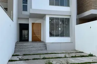 Casa com 3 quartos à venda na Cento E Cinquenta E Quatro, Laranjal, Volta Redonda