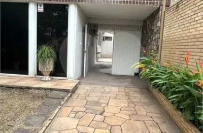 Casa com 4 quartos para alugar na Oscar De Almeida Gama, Aterrado, Volta Redonda